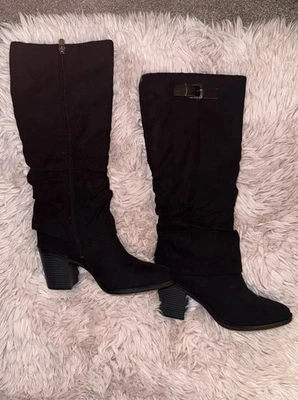 Botas negras nuevas, sin usar. Cremallera rota al probarlos, por lo que se vende tal cual Foto 1 de 4