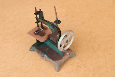 Juguete antiguo miniatura máquina de coser infantil juguete para niños principios de los años 50 Foto 1 de 4