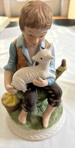 Figura de un niño sosteniendo un cordero en su regazo - Imagen 1 de 5