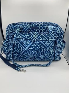 Vera Bradley große Wickeltasche gesteppt Reißverschluss blau & weiß Blumenmuster 17” x 11,5” - Bild 1 von 14