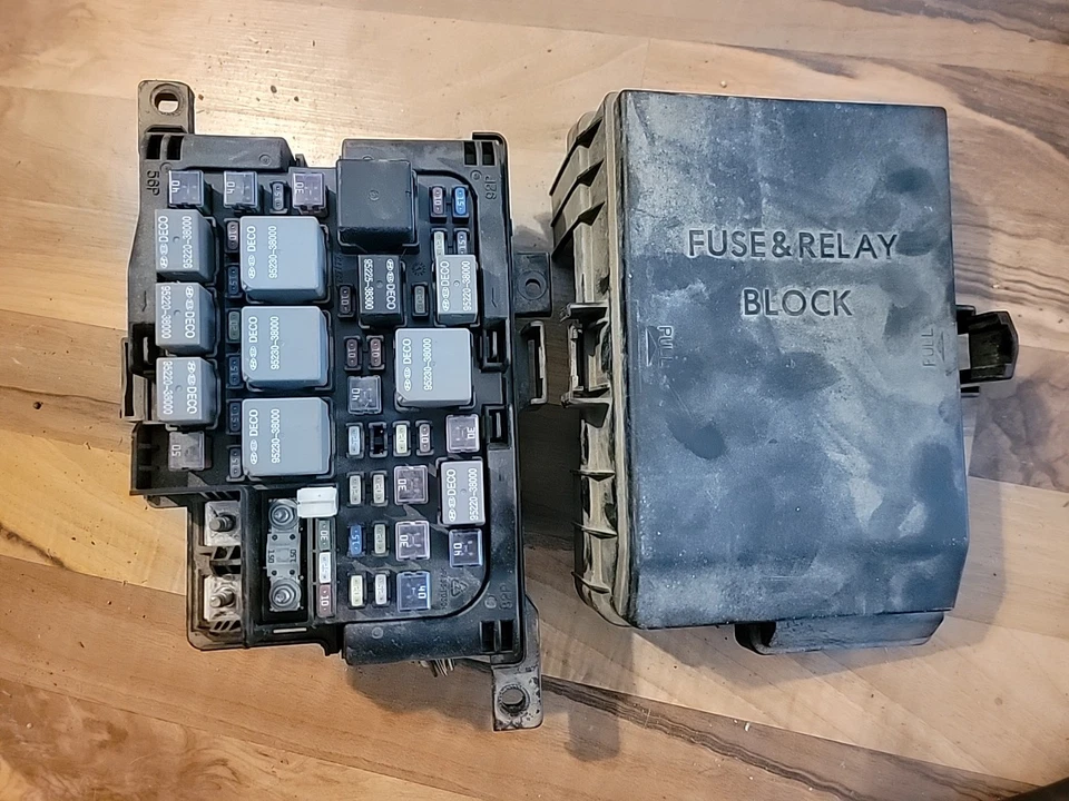 06-10 KIA OPTIMA MAGENTIS OPTIMA Caja de fusibles motor 2,7 L Foto 1 de 4