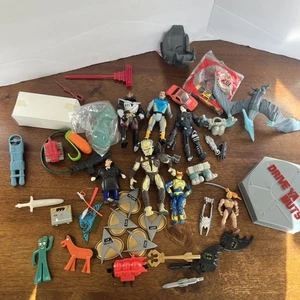 Lote de accesorios de juguete vintage - Batman - Heman Star Trek Alien Jurassic Park Gumby - Imagen 1 de 21