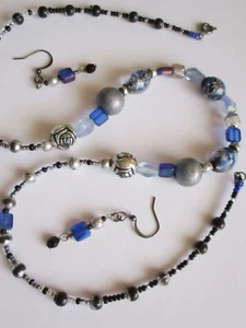 handbeaded womens blue and grey necklace and earrings set - Bild 1 von 4