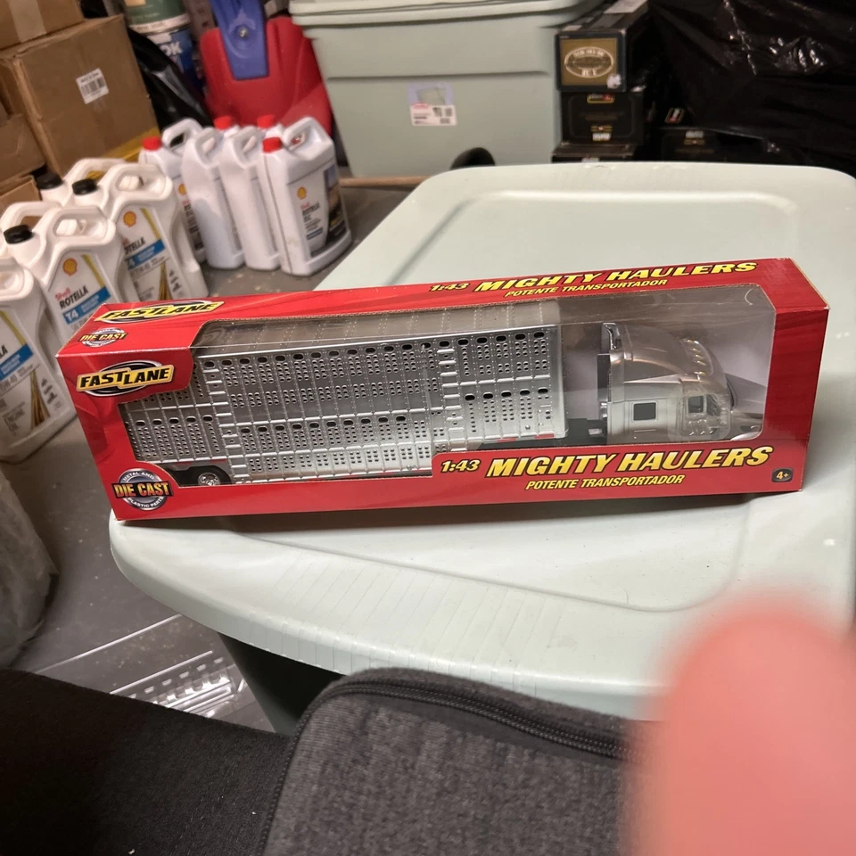 Nuevo semirremolque Ray escala 1/43 fundido a presión 16303 Kenworth 525 rojo con remolque plateado Foto 1 de 1