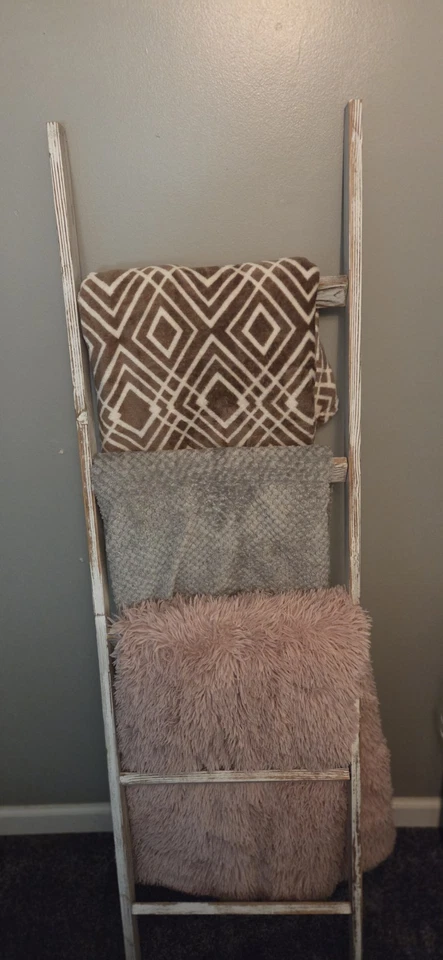 Manta Escalera o Toallero Apoyados en Pared Madera Blanco Foto 1 de 4