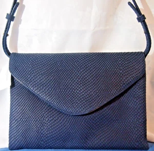 Neiman Marcus Clutch/Schultertasche aus Leder mit Schlangenprägung und Umschlagklappe - marineblau - Bild 1 von 4