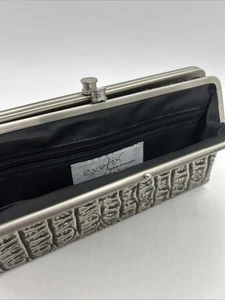 Cartera clutch plateada con patrón de cocodrilo reptil Exotix - Imagen 1 de 23
