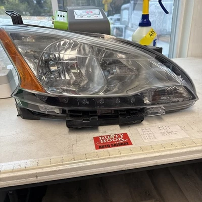 Faro halógeno pasajero derecho Nissan Sentra 2013-2015 con LED T3089 DW Foto 1 de 4