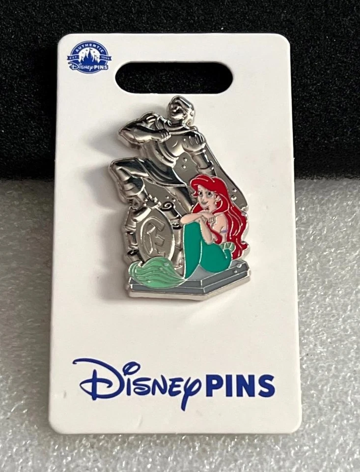 Prendedor Disney La Sirenita Ariel Sentado por Estatua del Príncipe Eric Foto 1 de 1