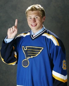 Erik Johnson 2006 NHL Draft primera selección general St Louis Blues foto 8x10 NHL - Imagen 1 de 1