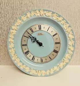 Wedgwood of Etruria & Barlaston blau & weiß Queensware Telleruhr FUNKTIONIERT - Bild 1 von 10