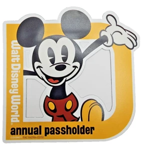 2023 Walt Disney World Annual Passholder Magnet Mickey Mouse - Picture 1 of 2