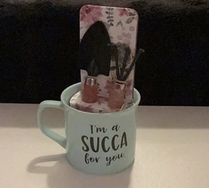 Mintgrüner Becher mit Gartengeräten - Bild 1 von 4