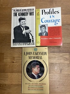 3 Vtg 1960s Kennedy Books Profiles In Courage, Kennedy Wit, JFK Memorial  - Foto 1 di 8