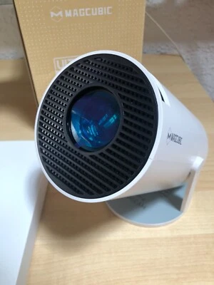 Proyector MagCubik Pantalla LED HD WiFi Smart TV Portátil Cine en Casa Nuevo - Imagen 1 de 3