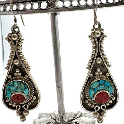 Pendientes tibetanos de latón enchapados en plata con piedras preciosas de turquesa y coral Foto 1 de 4