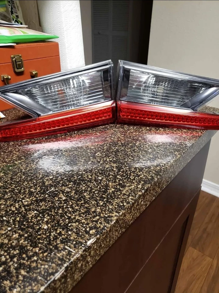 Luces traseras izquierda y derecha Lexus RC 200t RC 300 y RC 350 2015-2018. OEM Foto 1 de 4