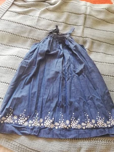 Kleid Sommer gr 138 Mädchen vertbaude Jeanskleid mit Blume Bordet - Bild 1 von 2