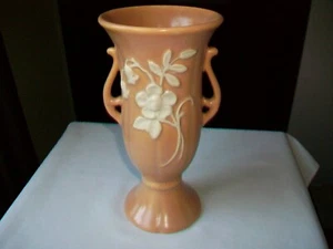 VINTAGE WELLER POTTERY CAMEO VASE DECORATIVE HANDLES PEACH 8 1/2" - Imagen 1 de 13