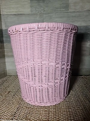 Cesta de basura tejida de mimbre rosa de colección pintada con luz Barbiecore  Foto 1 de 4