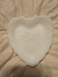 Plato de baratija de vidrio de leche vintage en forma de corazón arco y flechas en relieve - Imagen 1 de 5