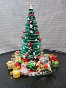 Dollhouse Christmas Tree With Lots Of Presents 1:12 - Picture 1 of 21