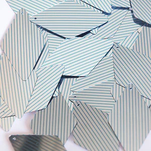 Lentejuelas Diamante Largo 1.75" Aqua Plata Patrón Rayas Metálico Alta Costura Paillet - Imagen 1 de 2