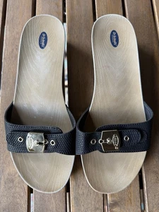 Sandalias clásicas Dr. Scholls en relieve de serpiente negras talla 8 imitación madera zueco sin cordones usadas en excelente estado - Imagen 1 de 5