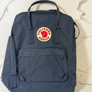 MOCHILA FJALLRAVEN KANKEN GRIS GRAFITO TAMAÑO COMPLETO - Imagen 1 de 2