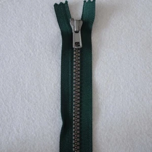 YKK QUALITY CHUNKY CLOSED END GREEN ZIP - 18cm/7" - Free P&P - £4.49 each - Picture 1 of 1
