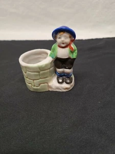 Hecho en Japón ocupado Soporte de palillo de dientes Pintado a mano Niño sentado junto a una planta de pozo - Imagen 1 de 3
