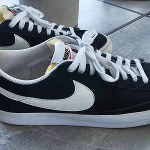 Nike Blazer Bajo 77 Gamuza Negro Blanco Informal Tenis Zapatos Para Hombres 11 - Imagen 1 de 6
