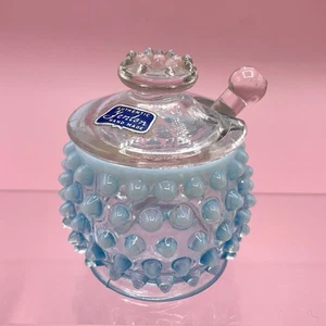 VASO SENAPE FENTON BLU OPALESCENTE HOBNAIL CON CUCCHIAIO E COPERCHIO - Foto 1 di 17