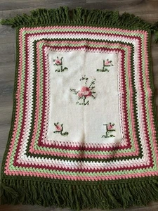 Vintage Afghan Hygge 42x48 hausgemachte rosa, grün, weiße Rosen schöne Couch - Bild 1 von 9