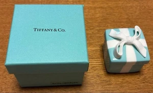 TIFFANY & CO Mini Arco Azul Baratija Caja de Regalo Cinta de Porcelana con CAJA Usado Japón - Imagen 1 de 9