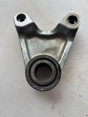 Soporte de montaje de suspensión de pinza de freno trasero 96-03 Kawasaki Ninja ZX7r Foto 1 de 3