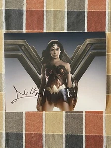 Gal Gadot Wonder Woman Signed 8 X 10 Photo With COA - Picture 1 of 2