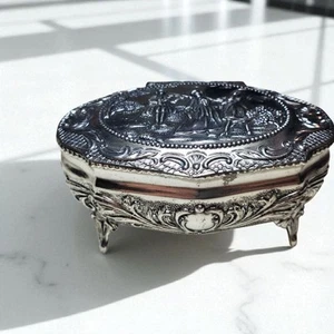 Werbendes Paar Schmuck Schmuckschatulle silberfarben Metall Repousse mit Fuß und Deckel - Bild 1 von 9