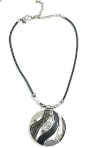 Collar colgante Chico's negro/plateado con cordón de cuero - 15,5 a 18,5 pulgadas de largo - Imagen 1 de 12