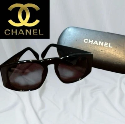 Estuche de gafas de sol negro con edredón acolchado dorado marca CC Coco vintage CHANEL - Imagen 1 de 4