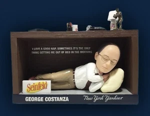 NY YANKEES GEORGE COSTANZA SCHLAFEND UNTER SCHREIBTISCH WACKELKOPF SGA SEINFELD 21.08.2025 - Bild 1 von 2