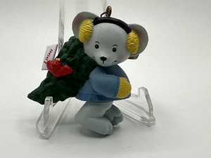 Vintage 1996 DCI Christmas Ornament - Maus trägt Weihnachtsbaum - Bild 1 von 5