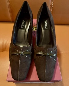 VANELi Brown Suede W/Patent Leather Bow Pumps Black Low Heels 8M Brand New - Picture 1 of 7