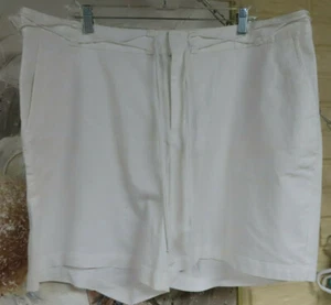 NWT CHAPS WOMAN WHITE STRETCH SHORTS SZ 20W ZIP FRONT / CLASP CLOSURE POCKETS - Picture 1 of 4