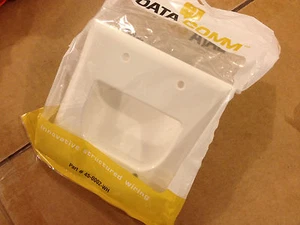 lot of 2 Data Comm 45-0002-WH Dual Cable Entry Cover Plates White - Bild 1 von 1