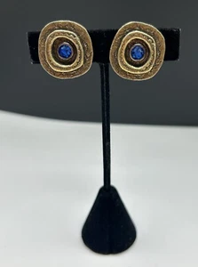 PATRICA LOCKE CLIP ON EARRINGS SAPPHIRE BLUE RHINESTONE ANTIQUE GOLD TONE SIGNED - Picture 1 of 5