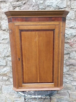 Elegant Georgian Hanging Corner Cabinet/Cupboard With Mahogany Banding - Image 1 of 4