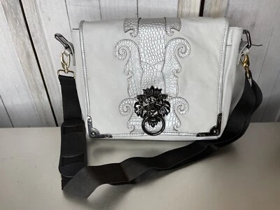 Bandolera SHARIF Plateada Gamuza y Cuero Negro Grande León Pieza Distintiva Foto 1 de 4