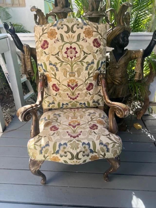 Sillón grande antiguo tallado en nogal italiano Foto 1 de 4