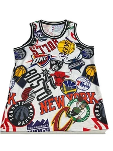 Maglia basket NBA loghi multi squadra stampa all over bianca uomo media M AOP - Foto 1 di 15